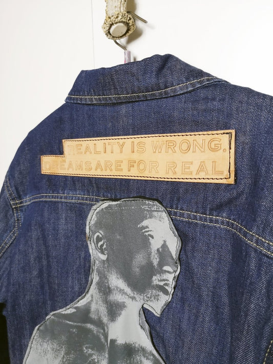 Individualisierte Jeansjacke "Reality is wrong" (Gr.M) - 