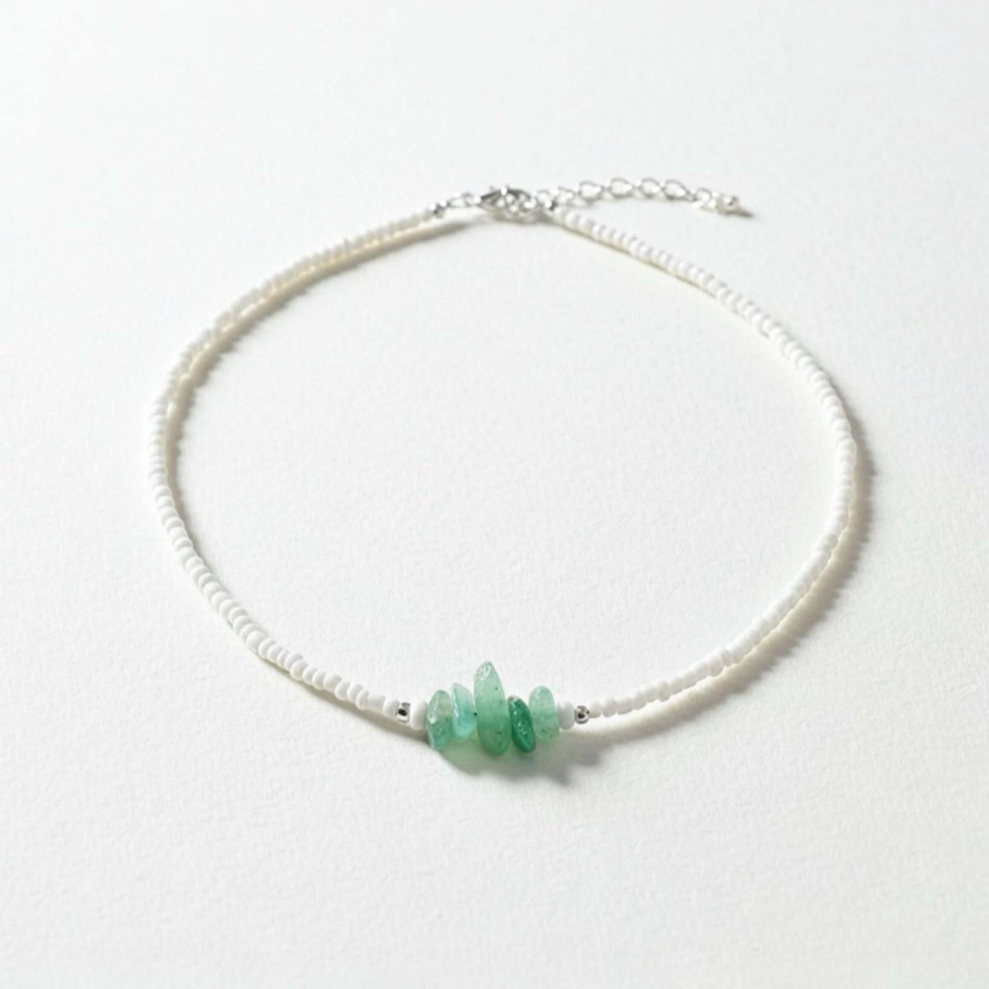 Dünne Perlenkette Jade Detailansicht Silberverschluss – Jade von Spitzstock