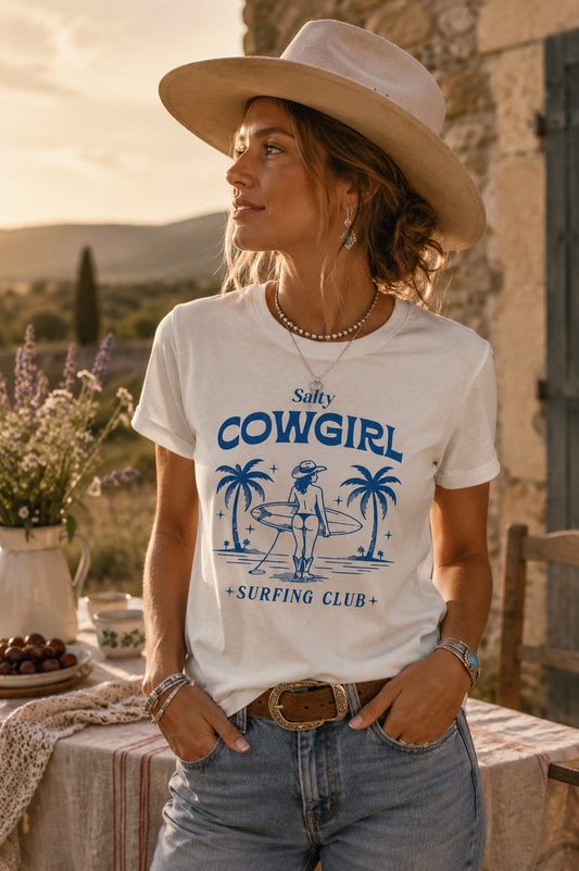 Margaux Surfer T-Shirt aus Bio-Baumwolle mit Beach-Print in Blau – Frontalansicht am Model von Spitzstock
