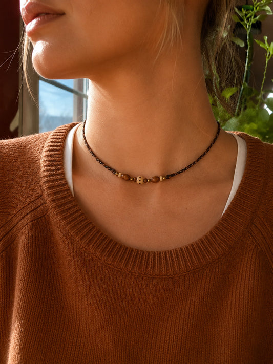 Odette Choker Kette mit Holzperlen in Dunkelbraun – von Spitzstock