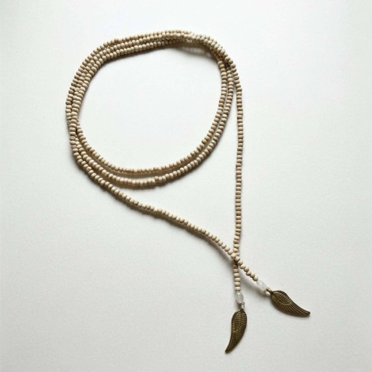 Perlen Lariat Kette Holz Detailansicht Endstücke – Sienna von Spitzstock