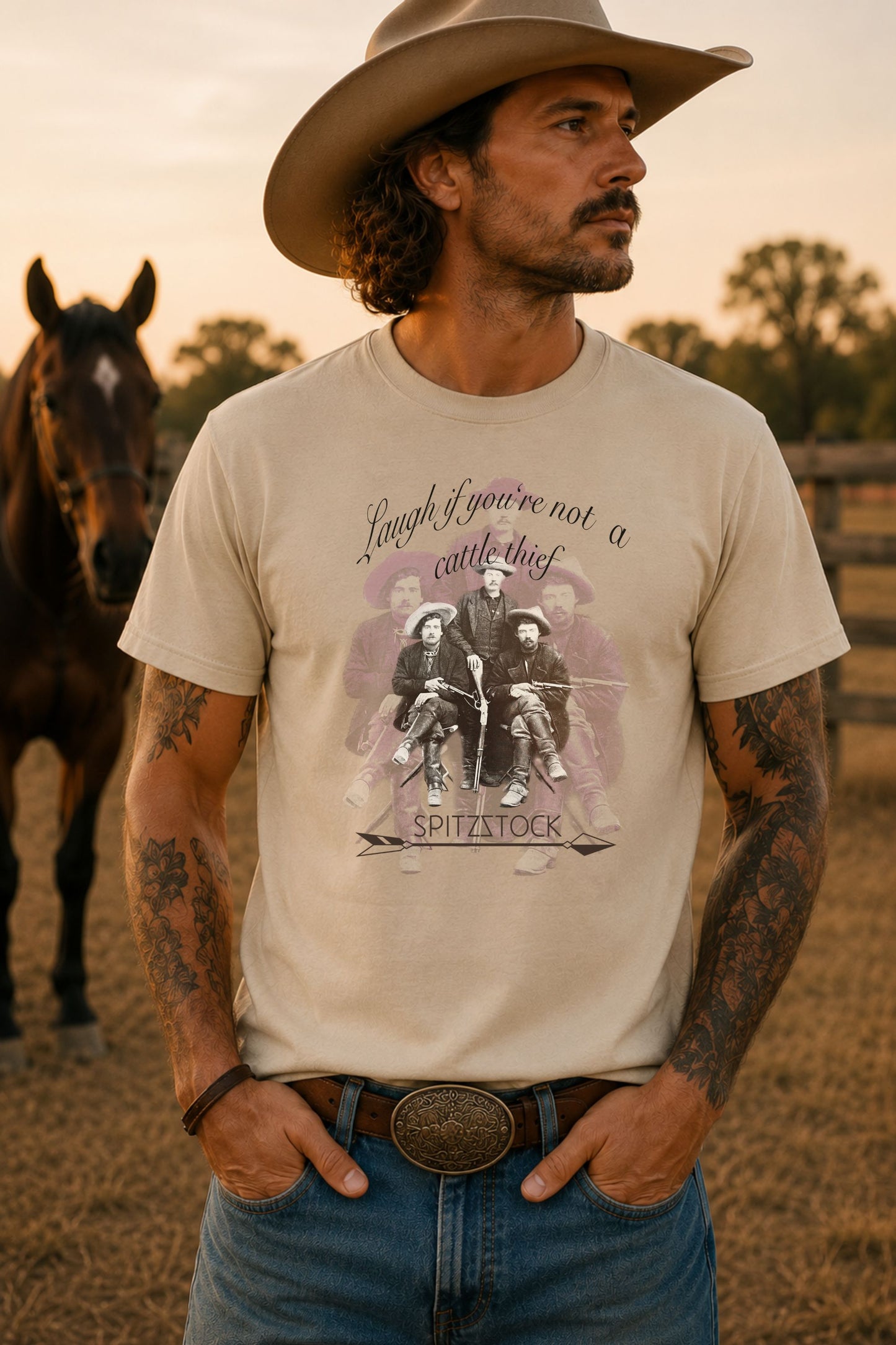 Silas Western T-Shirt in Beige mit Vintage-Outlaw-Motiv – Frontalansicht am Model von Spitzstock