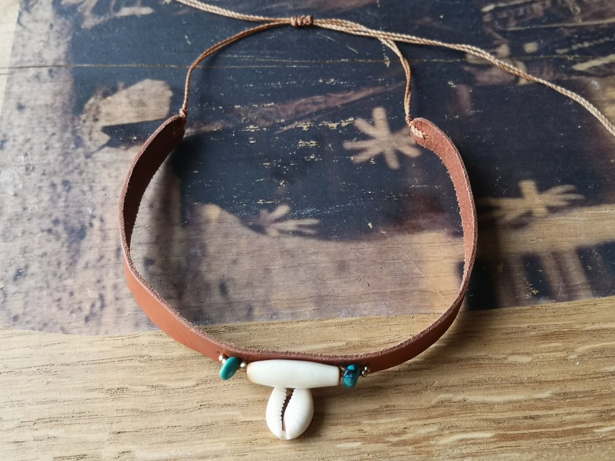 Southwestern Leder-Choker „Desert Spirit“ – Kette mit echtem Türkis, Muschel & Hairpipes -