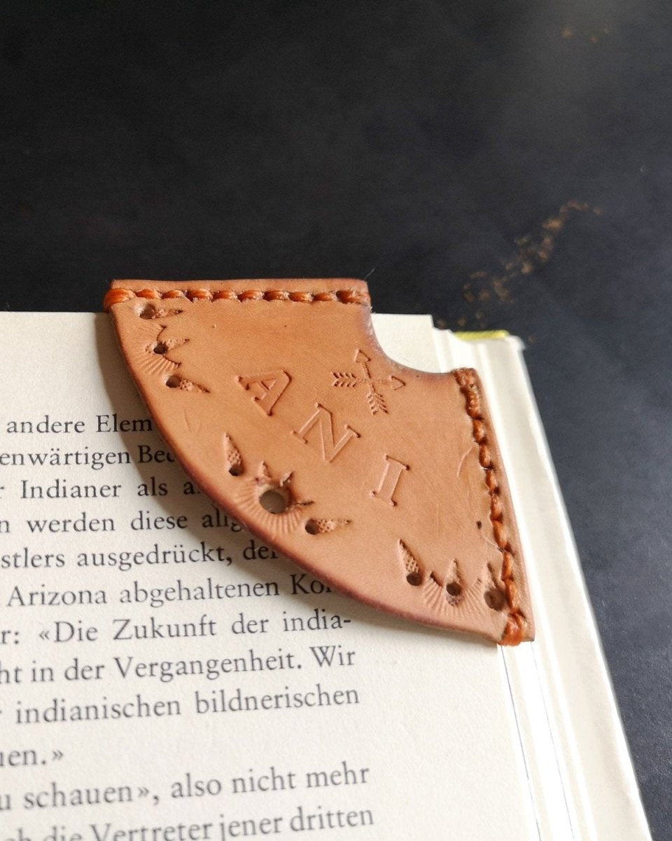 Lesezeichen Leder Personalisiert mit Namen – Wren von Spitzstock