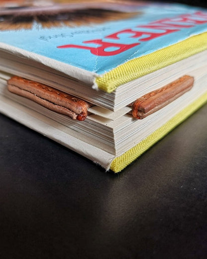 Lesezeichen Leder Personalisiert im Buch – Wren von Spitzstock