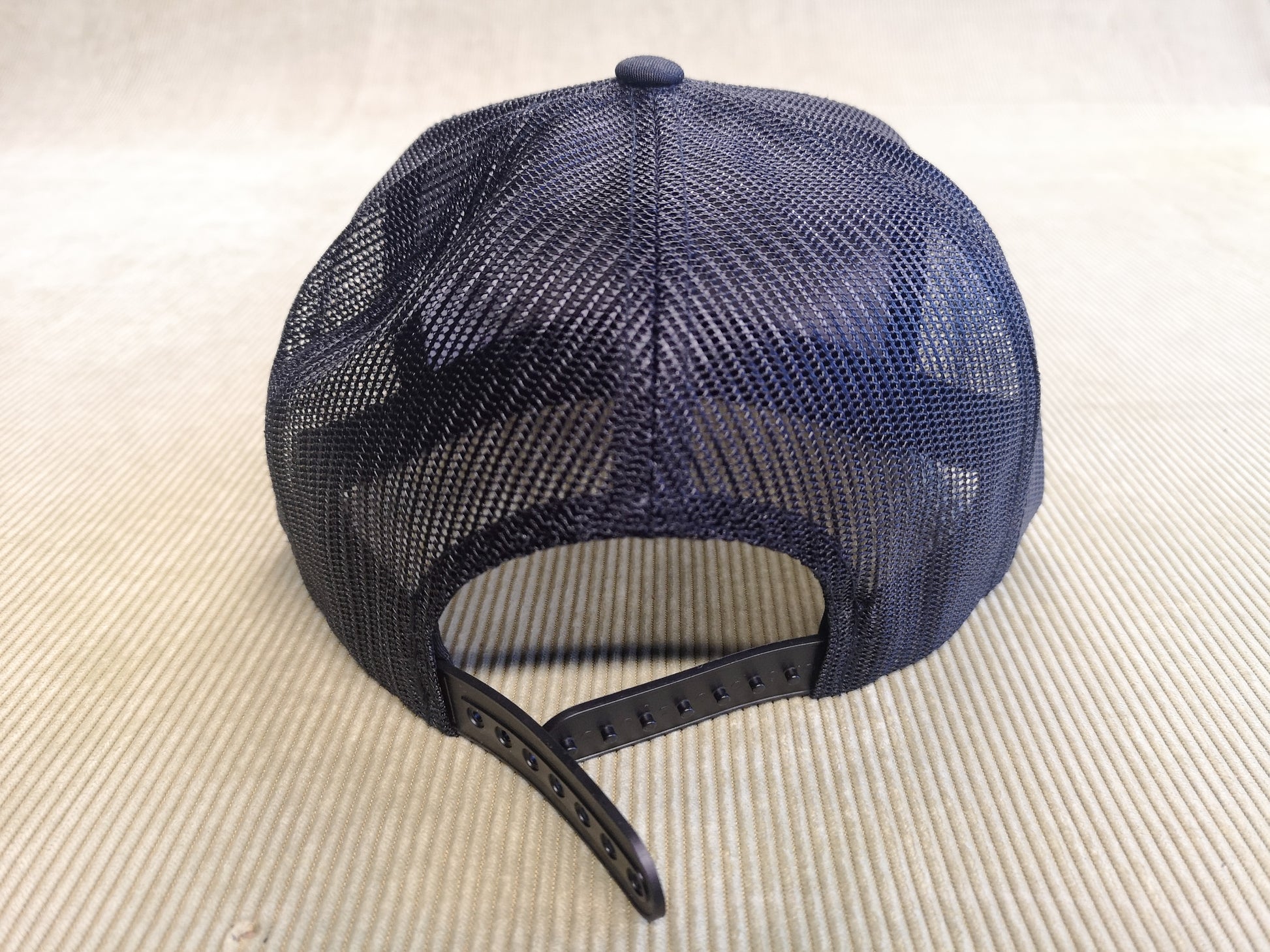 Unisex Snapback - Cap Schwarz mit Netz & Büffel Lederpatch - Cap