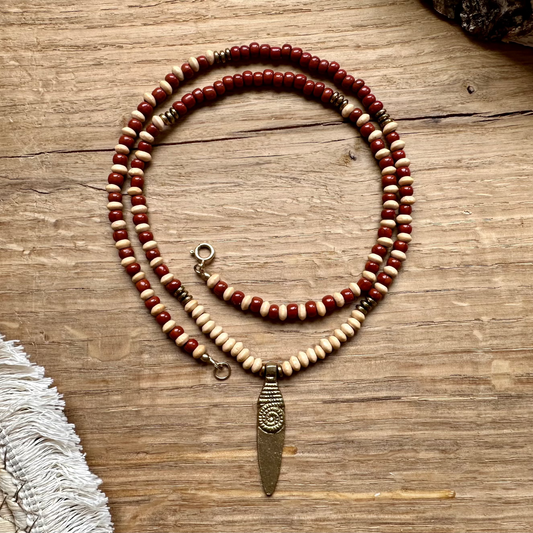 Perlenkette mit langem Messinganhänger, Ethno/Boho Style, Holzperlen - 